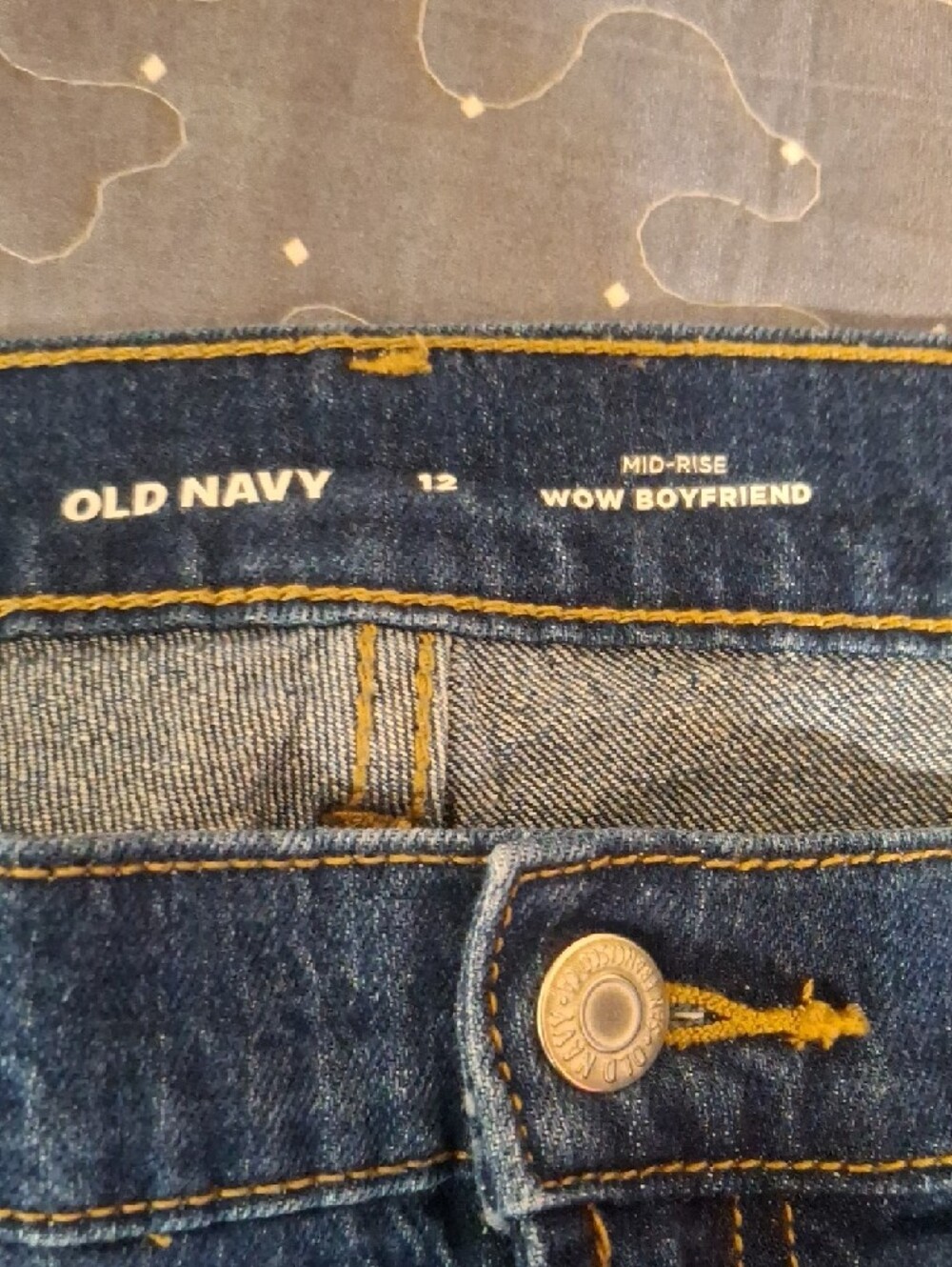 Old Navy Mid Rise WOW Boyfriend Jeans size 12 - Picture 2 of 7